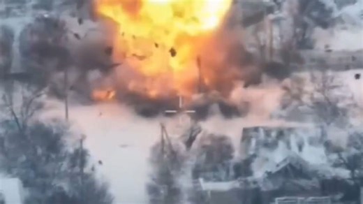 Schwere Explosion: Ukrainische Drohne zerstört Minen-Transporter