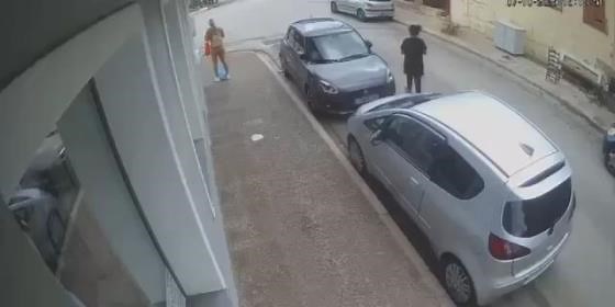 Λαύριο: Η τρομακτική στιγμή που καταρρέει μπαλκόνι σπιτιού