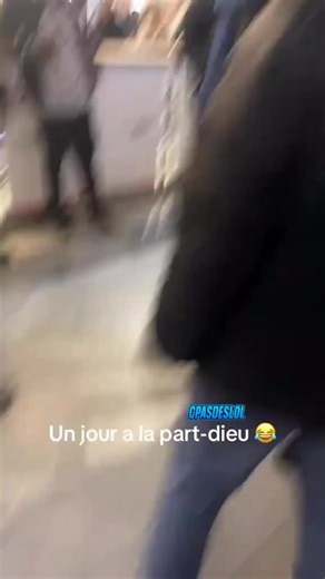 C Pas des Lol on Instagram: "Violente altercation à Lyon (quartier de la Part-Dieu) Deux jeunes femmes se sont violemment battues en pleine rue. L’une d’elles a arraché les cheveux de l’autre avant de s’en vanter face caméra. #video #viral #tendance #france"