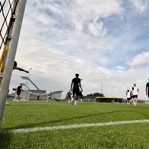 Vi fangede cheftræneren inden søndagens hjemmekamp mod B.93 💛 Der er kampstart klokken 15.00, og de gule fans kan varme op i fanbaren The Long Field Road fra klokken 13.00 😎 Salg af billetter og sæsonkort er i fuld gang via vores hjemmeside og i app'en ✌ | AC Horsens