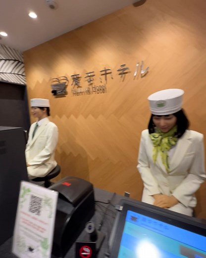 961K views · 5.9K reactions | Sapevate che in Giappone ci sono hotel dove al posto delle persone ci sono i robot... un pò inquietante ma comunque esperienza interessante. Venite come che vi porto dentro a visitarlo. | Marchino in Giappone | Facebook