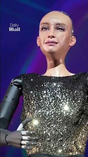 Humanoid robot Sophia tells audience 'Don't be afraid'