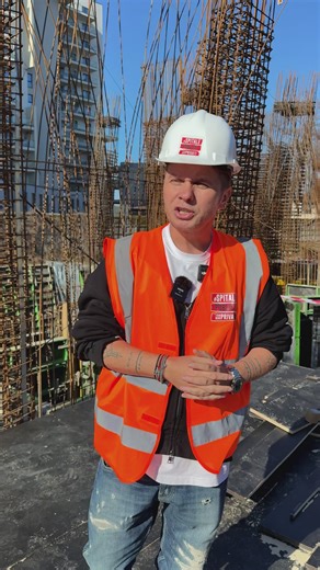 Nu toți cei care au probleme cer ajutor. El a făcut-o. Are 17 ani. Și, deși viața l-a pus la încercare, a avut curajul să recunoască un lucru simplu: că nu mai poate singur. Nu e slab. Nu e pierdut. E un băiat care a înțeles mai devreme decât alții că trebuie să se oprească. Am stat de vorbă cu el. Și, dincolo de tot ce a fost, am văzut ceva rar: asumare. Pentru că schimbarea începe fix în momentul în care spui: „am nevoie de ajutor”. Tu poți face ca acești tineri să aibă un loc sigur, în care s