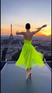 1.5K views · 53 reactions | “Danser au bord du vide… avec Paris en toile de fond ”  Moment totalement hypnotisant au-dessus de Paris… Une danseuse en robe fluo qui enchaîne des mouvements parfaits, suspendue entre ciel et ville. Le soleil se couche, la Tour Eiffel brille… et la scène devient magique. Un vrai tableau vivant. ✨ ( Vidéo réalisée par IA) #paris #danse #rooftop #sunset #art | Kyz Le Chacal | Facebook