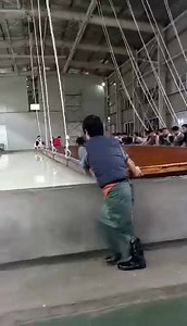 Have you ever seen the amazing scene of making large-sized Chinese Xuan paper with traditional method? Take a look. | Guangming Daily-光明日报