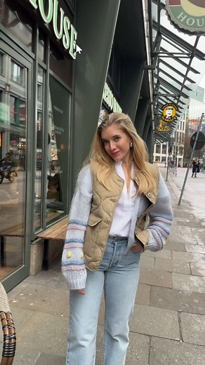 Frühling in Sicht, aber die Temperaturen machen noch nicht mit? 🌀☀️ Mit smartem Layering kannst du deine neuen Lieblingsteile jetzt schon ausführen – Strickjacken, Jeansjacken & Westen sind deine besten Freunde! Es gibt zwei unabhängige Unternehmen Peek&Cloppenburg mit ihren Hauptsitzen in Düsseldorf und Hamburg. Dies ist ein Beitrag der Peek&Cloppenburg KG, Hamburg, deren deutsche Standorte du unter https://www.peek-und-cloppenburg.de/haeuser/haeuser-uebersicht/ findest. | Peek&Cloppenburg