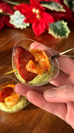 ✨ Brochettes de crevettes & chorizo, crème d’avocat 🦐 Ingrédients : Crevettes décortiquées nettoyées, chorizo, crème, avocat, piment d’espelette, poivre, huile d’olive. Recette : Grille du chorizo dans une poêle, les retirer et réserver. Dans la même poêle fais revenir des crevettes avec un peu de piment d’espelette, les retirer. Ajoute la crème, l’avocat, avec un peu de fleur de sel et poivre. Mixe la crème. Sers les brochettes sur la crème d’avocat avec un peu de poivre Régale toi ! | Marine 