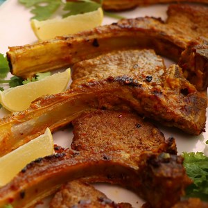 Mutton Champ Roast Recipe Complete Recipe: https://goo.gl/NPS42s Download Mobile App: goo.gl/tXAXi4 #SooperChef #MuttonChamp #MehranSpiceandFood #MehranGingerPaste #MehranGarlicPaste | SuperChef