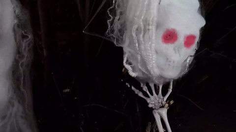 Halloween Hanging Decorations Skull,Light Up Eyes, Scary Motion Skeleton, Halloween Haunted Horror Prop for Indoor/Outdoor (Hanging Decorations Skull)