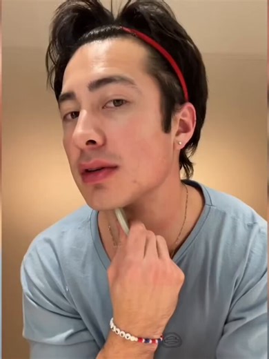 You can tell his Korean family side gave him some deep mental issues about weight cuz wth is this fit 25 yr old man doing to his chin and saying about himself in front of millions of people this isn't cute