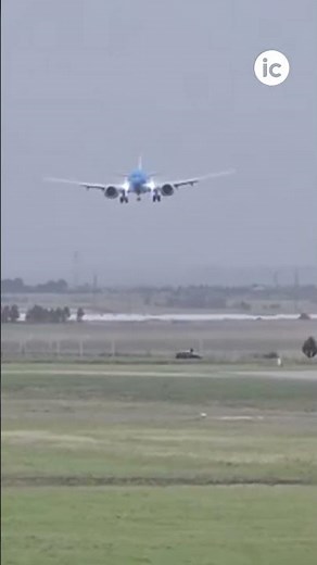 Avión de Aerolíneas Argentinas aterrizando en Bahía Blanca con vientos de casi 100 km/h 🇦🇷✈️