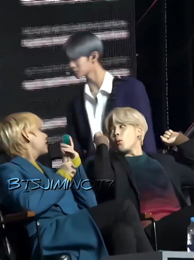 BTS et le chaos sur scène : un moment hilarant !