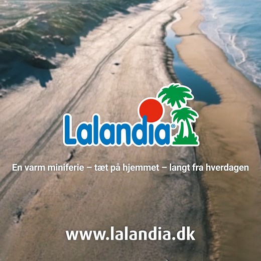 𝐉𝐔𝐁𝐈𝐈, 𝐍𝐔 Å𝐁𝐍𝐄𝐑 𝐋𝐀𝐋𝐀𝐍𝐃𝐈𝐀 𝐈 𝐒Ø𝐍𝐃𝐄𝐑𝐕𝐈𝐆🎉 💦 www.lalandia.dk/søndervig Kom og oplev det nyopførte Lalandia, der byder på kæmpe tropisk Aquadome, et hav af sjove aktiviteter, butikker og skønne spisesteder. I bor i et skønt, nyt feriehus i gåafstand til Vesterhavet. Lalandia i Søndervig åbner 9. juni. Book jeres ophold allerede nu og glæd jer til at udforske det nye feriecenter med familien 🧡 | Lalandia