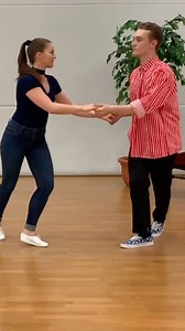 FUSKU 💃🏼 Kun olet päässyt jo vaihtoaskeleen perusteiden harjoittelusta aavistuksen jyvälle, voit alkaa harjoittelemaan fuskua! ℹ️ Fusku on letkeä ja rento ”kädenalitanssi”, jota tanssitaan tavallisimmin reippaaseen tasajakoiseen musiikkiin. Muutaman ensimmäisen kuvion avulla pääset svengailemaan fuskun tahdissa! Kun Fuskunkin perusteet on hallussa, voit alkaa maustamaan tanssiasi joustoilla, musiikintulkinnalla ja haastavammilla kuvioilla. Vinkkejä näihin löydät: https://tanssionline.fi/kurssi