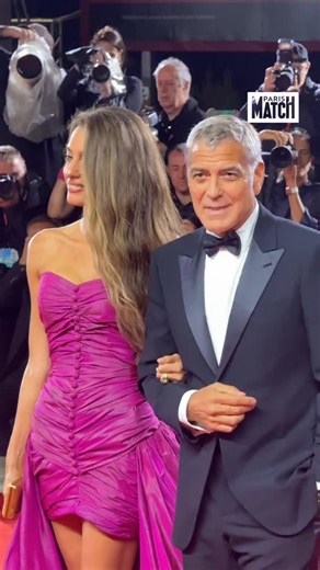 George et Amal Clooney, Emma Stone, Adam Sandler, Alicia Silverstone ou encore Billy Crudup, Naomi Watts et Laura Dern… Les stars ont illuminé la deuxième soirée du Festival du film de Venise 🇮🇹✨ Ce jeudi, la Mostra accueillait les équipes de « Bugonia » – porté par Emma Stone et Alicia Silverstone – et de « Jay Kelly », avec George Clooney et Adam Sandler. Le glamour s’est aussi invité en duo : George et Amal Clooney ont captivé les regards, tout comme Emma Stone et son mari Dave McCary, ou e