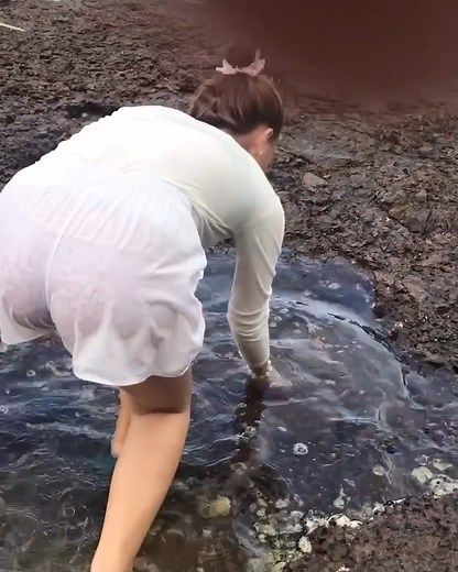 128K views · 1.4K reactions | Đi mò chem chép cùng em gái miền Tây nha cả nhà #mienquesongnuoc #mientay #vlog #cauca #sanbathailuom #asiangirl | Sông Âm Dương | Facebook