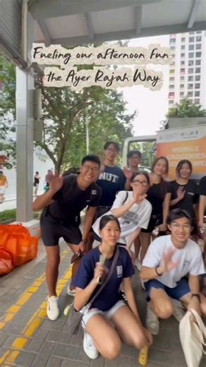 Giving back with Hao Ren Hao Shi 好人好事 last weekend ❤️ I first started volunteering as a student — and I was happy to see students from NUS RC4 (where I once stayed!) and ITE College West (Hospitality) continuing that same spirit of service today 🙌 Together, we packed and distributed groceries to residents. Giving isn’t just about what we do — it’s about the heart we bring to those around us. 💪✨ Grateful to @haorenhaoshisingapore for their steady leadership and their heart for the community, br