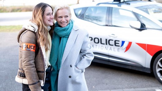 Face à face : pourquoi Claire Borotra et Constance Gay chantent elles-mêmes Femme like U, le générique de fin ? - TV Grandes chaînes
