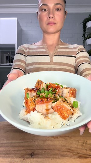 Crispy Air Fryer Pork Belly with Mingle’s Sweet Chilli Marinade 🔥🐷 ✨ What you’ll need: * Pork belly * Vinegar salt (for the crackle) * Mingle seasoning Sweet Chilli Sauce (a must for the marinade 👌) 🧄 Marinade: * 1/3 cup @Mingle Seasoning Sweet Chilli Sauce * 1 tbsp soy sauce * 2 tbsp honey * 1 tsp garlic * Half tsp ginger 👩‍🍳 How to make it: 1. Season your pork and pat the skin dry. 2. Score the crackle, then rub with vinegar and salt. 3. Air fry at 160°C for 30 minutes, then increase to 