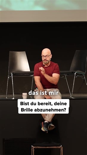 Es hat seine Gründe, warum wir die Welt mit bestimmten Brillen oder Wahrnehmungen sehen. Manchmal kommt jedoch der Punkt, wo es wichtig ist zu sagen, jetzt darf eine gewisse Brille abgenommen werden, weil es Zeit für eine Weiterentwicklung ist.