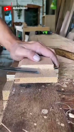 Manual Technique for Smoothing & Shaping Wooden Beam Joints — Clean Precision, Perfect Angles