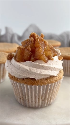 Topping cupcakes like it’s peak apple-picking season 🍎🧁🍂 Comment RECIPE to get the recipe for these apple crisp cupcakes or find the recipe on cakemehometonight.com! | Cake Me Home Tonight