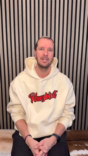 GEWINNSPIEL 🚨 2 Tickets (Kategorie 1) für beide Eröffnungsspiele der MEN‘S EHF EURO 2026 am 15.01.2026 in Herning!!! So machst du mit: ▶️ folge @gorenje.deutschland und @pommes_23 ▶️ Kommentiere, wen du zum Eröffnungsspiel mitnehmen willst! Der/die Gewinner/in wird per DM benachrichtigt! Teilnahmebedingungen findest Du in der Bio! #gewinnspiel #ehfeuro2026 #handball | Pascal Hens