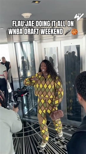 Flau'jae practicing rapping her song & putting in court work at the Empire State Building 🔥