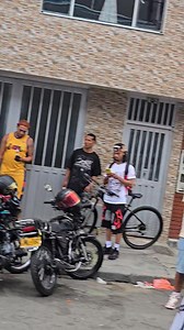 Vesinos perdon pero hoy se vale todo Madagascar Pool Party en la calle. | MrWay ElSensei