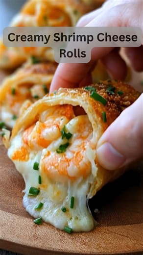 Creamy Shrimp Cheese Rolls If you love cheesy, crispy, creamy seafood goodness… STOP SCROLLING! These Creamy Shrimp Cheese Rolls are the snack that melts in your mouth and disappears in minutes! Ingredients 8–10 large shrimp, peeled, deveined & chopped 1 cup shredded mozzarella cheese ½ cup cream cheese, softened 1 tbsp chopped parsley 1 garlic clove, minced Salt & pepper to taste 6–8 egg roll wrappers (or tortilla squares) 1 egg (for sealing) Butter or oil for pan-frying How to Make Creamy Shri