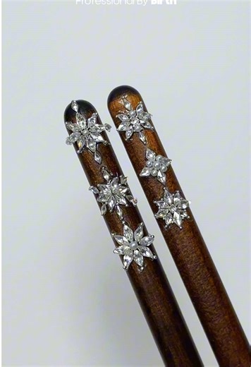 Create your own 3D charms with a Styling Gel. Stronger, clearer, and uniquely yours. Quick and Easy #modinggel #fyp #3dnailart #snowflake #diynails