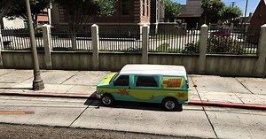 GTA 5 mod: Chop the dog drives Scooby Doo's Mystery Machine around Los Santos