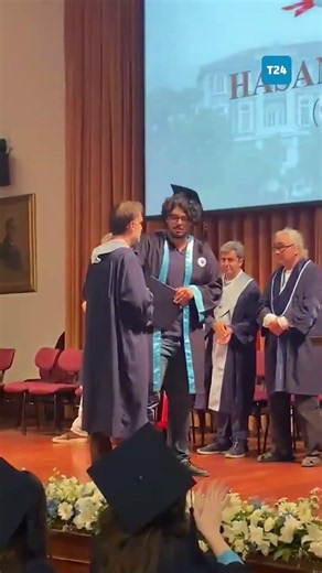 Boğaziçi'nde akademisyen, fotoğraf çektirmeyi reddeden öğrenciye diplomasını vermemekte diretti