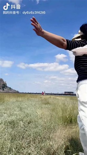 错峰出发，清晨六点钟启程，辗转火车与巴士，赴一场圣米歇尔山之约。要塞与圣殿合一，悬崖上的修道院静静守望大西洋。虽不是最美时节，缺少草地、羊群与潮汐盛景，烈日大风相伴，依旧震撼人心。千里奔赴，亲眼相见，便是最好的相遇。#圣米歇尔山 #法国诺曼底旅行 #欧洲世界遗产 #巴黎一日远行