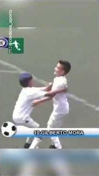 Gilberto Mora jugando de niño con la playera del Cruz Azul - AS México