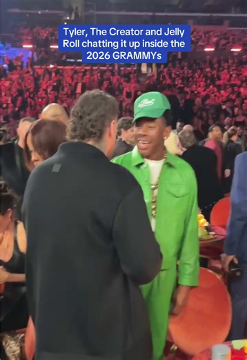 You never know who you’re going to bump shoulders with inside Music’s Biggest Night 👀 #GRAMMYs