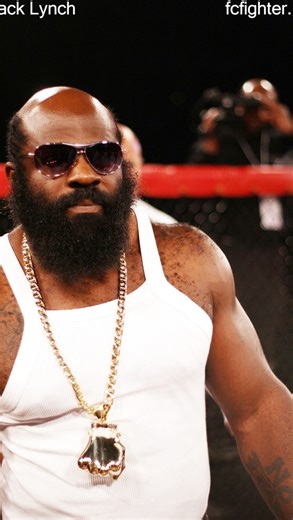 ТРЕНЕР ПО БОКСУ | МОСКВА | КРАСНОГОРСК |🥊 on Instagram: "Легенда улиц, изменившая спорт. ⚔️ Кимбо Слайс. Его знаменитые дворовые драки, снятые на камеру, взорвали интернет в середине 2000-х. Это было сыро, жестоко и невероятно популярно. Он стал первой звездой боев, рожденной в эпоху YouTube."