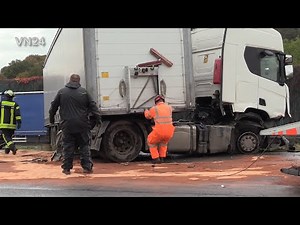 20.10.2021 - VN24 - LKW schleudert auf der A1 durch die Mittelschutzplanken
