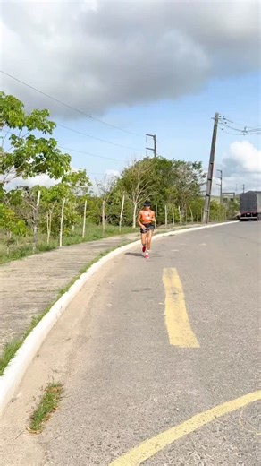 MIRELLE GOMES • NUTRICIONISTA on Instagram: "Kit corredor: Camisa ou top Medalha Num.de peito Hidratação coletiva Mesa de frutas Show ao vivo Corrida federada!"