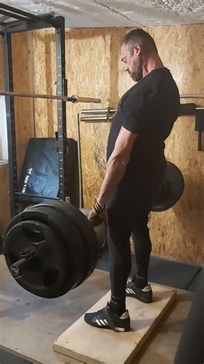 Deficit Axle Deadlift 200kg x 3