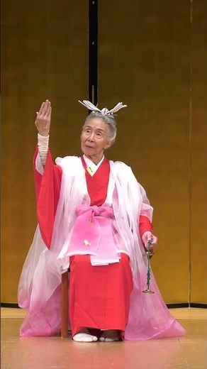 地唄・万歳 12回続きの２ 座って舞っています。年を取って足腰が弱っても、病気やけがで足が不自由になっても日本文化の伝統美を表現することができます。#shorts #上方舞 #万歳 #吉村ゆきその