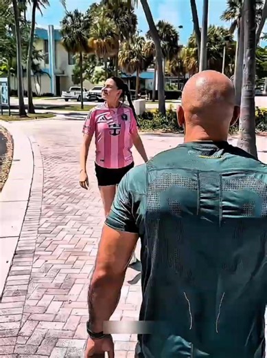 😱 Messi's bodyguard challenges everyone… even Roberto Carlos! 💪🔥