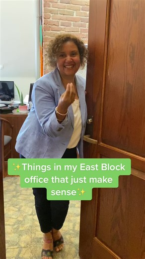 Did you spot the little green Cornwall man? 🧐 #office #senate #cdnpoli #ottawa #senator #parliament #politok