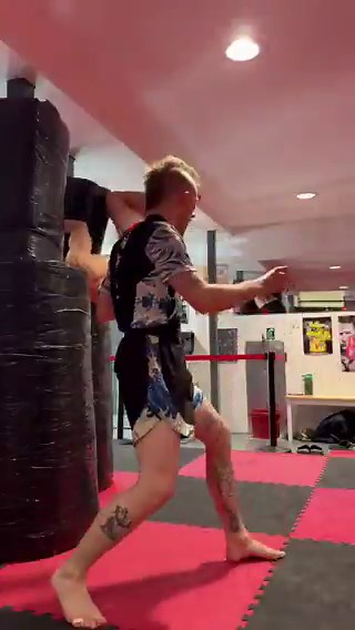 奥の人は勝手に日本の忍術をSNSで披露し世界に広めたため日本の忍者の秘密結社に身柄を拘束されました。