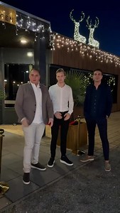 ✨ Wees iemands lichtpuntje deze winter! ✨ Al onze Winterse Dinnershows zijn uitverkocht, maar voor de laatste editie maken we plek voor wie het écht verdient. In samenwerking met Mike Oskam & dj Yaniek geven we 5 × 2 gratis kaarten weg voor de Mike Oskam & Friends show op 21 december bij Beachclub Klein Scheveningen! Ben of ken jij iemand die het wat minder heeft maar wel een beetje gezelligheid kan gebruiken deze feestdagen? 👉 Volg Beachclub Klein Scheveningen op Facebook 📩 Stuur vóór 10 dec.