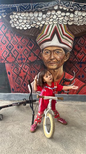 Winda Anugrah on Instagram: "Inspired by Banda Neira lyrics “senja di Jakarta” tetapi Kali ini kita di Rantepao Bersepeda di kala senja Mengejar mentari tenggelam Hangat jingga temani rasa Nikmati Rantepao Bersepeda keliling kota Kanan kiri, ramai jalanan Arungi lautan kendaraan uwo oh Maafkan Rantepao Parapa, parapa, parapa, parara Rasanya sudah saatnya Toraja punya skatepark karena banyak skali adek-adek Toraja yang punya potensi besar either di skateboarding, BMX, rollerblading… bagaimana kah