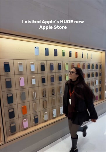 This store is MASSIVE! The original store on this street opened in 2008👀 For a while now, Apple has been quietly designing this store that is just a short walk away, working with local artisans and artists to bring their vision to life: a store that feels cozy yet grand, unmistakably Apple, and deeply rooted in the character and creative spirit that made the downtown Montreal store so iconic.