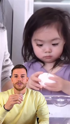 Fabian Spiegler | Ängste & Panikattacken überwinden on Instagram: "Wenn dein Kind etwas selbst ausprobieren will und du am liebsten eingreifen würdest… • Hier sehen wir ein Kind, das versucht, ein Ei aufzuschlagen. Es ist langsam, macht vielleicht eine Sauerei und genau da wird es spannend. Denn oft ist nicht das Kind das Problem, sondern unsere Ungeduld. Wenn Kinder selbst ausprobieren dürfen, lernen sie Selbstwirksamkeit, Problemlösung und Frustrationstoleranz. Und wir als Eltern lernen, Raum