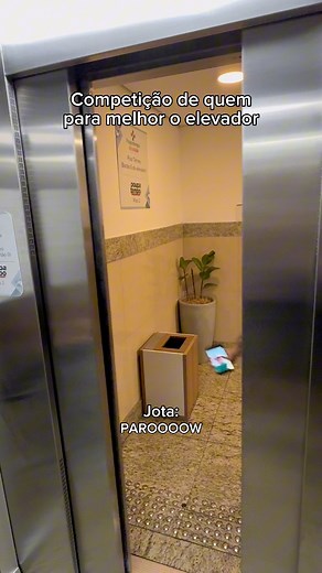 Qual foi melhor? kkkkk - Cupom: JOTA na Dark Lab e Berzerk #elevador #humor #meme #competicao | jotaveejv | Facebook