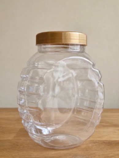 She Turned a Plastic Jar Into a Golden Luxury Plant